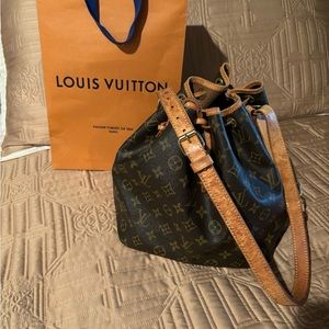 Louis Vuitton petite Noe bucket bag